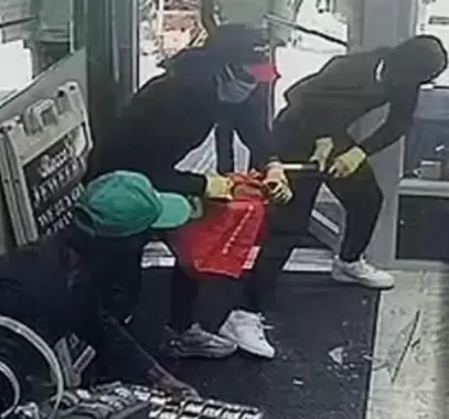 فيديو يرصد سرقة محل مجوهرات في وضح النهار