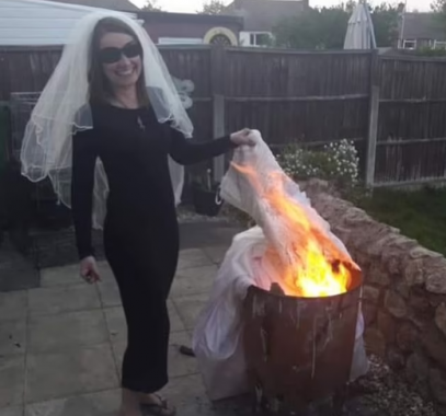 تحرق فستان زفافها