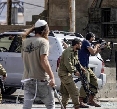 بيت لحم: مستعمرون يرشقون سيارات نقل النفايات بالحجارة في منطقة المنية 