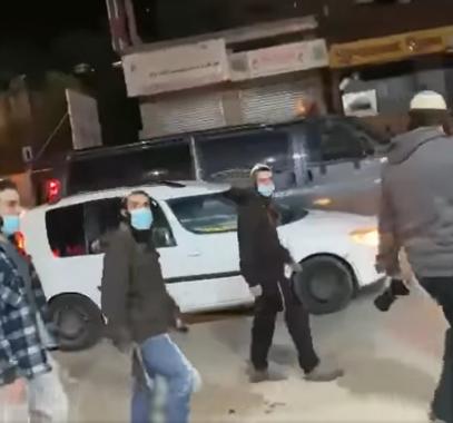 مستوطنون يهاجمون مركبات المواطنين قرب رام الله