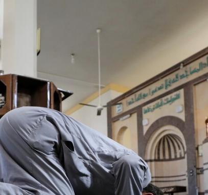 واقعة مأساوية في مصر.. إمام مسجد يتوفى خلال الصلاة بعد إهانته من المصلين