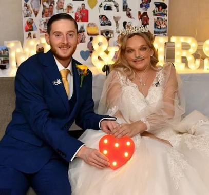 يفاجئ خطيبته مريضة السرطان