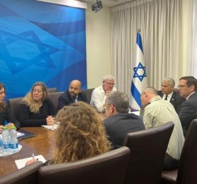 لابيد يكشف تفاصيل جلسة مشاورات أجراها مع مسؤولين 