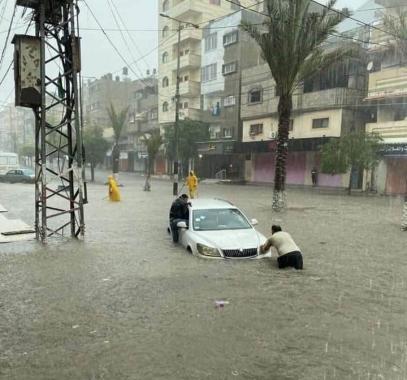 شاهد: المواطن يغرق وبلديات قطاع غزّة في قفص الاتهام!!