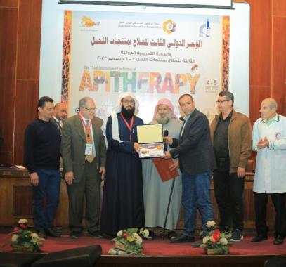 وزير الزراعة يُهنئ عسل أزهار الربيع بحصوله على المرتبة الأولى عربياً