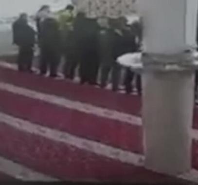 تداول مقطع فيديو يوثق لحظة وفاة أردني أثناء الصلاة في المسجد (فيديو)