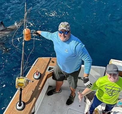 طفل يصطاد قرش