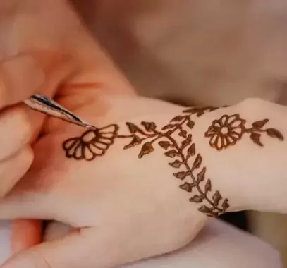 نقش حناء بسيط للأصابع ونصائح للمحافظة عليه