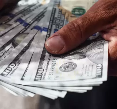 الدولار يتجه لتكبد أطول سلسلة خسائر في عامين ونصف
