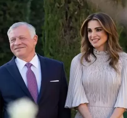 الملكة رانيا تخطف الأنظار في حفل زفاف ابنتها بفستان من ديور