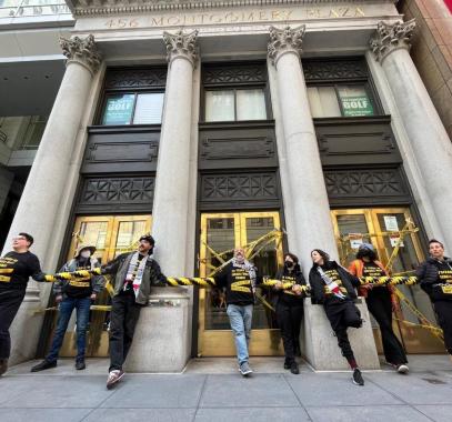 نشطاء يغلقون مداخل القنصلية الإسرائيلية في كاليفورنيا بسلاسل حديدية