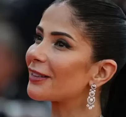 رغم إصابة يدها..منى زكي تتألق بتوقيع زهير مراد في مهرجان 