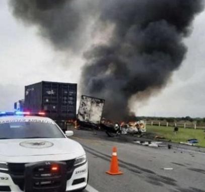 مصرع 13 شخصًا على الأقل في حادث مروري في المكسيك.jpg