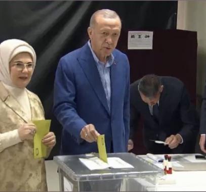 أردوغان يدلي بصوته خلال الانتخابات الرئاسية