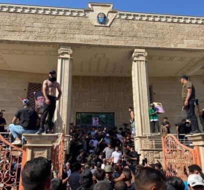 متظاهرون يقتحمون السفارة السويدية في بغداد