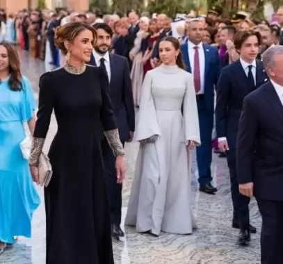 الأزرق عنوان إطلالة الأميرة سلمى في زفاف شقيقها الأمير الحسين