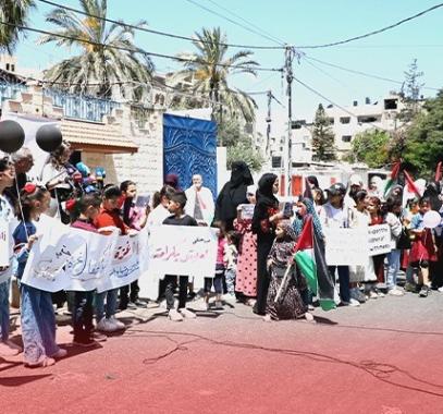 أطفال غزّة يُنظمون وقفة احتجاجية رفضاً لتقليص برنامج الغذاء العالمي ومساعدات الأونروا