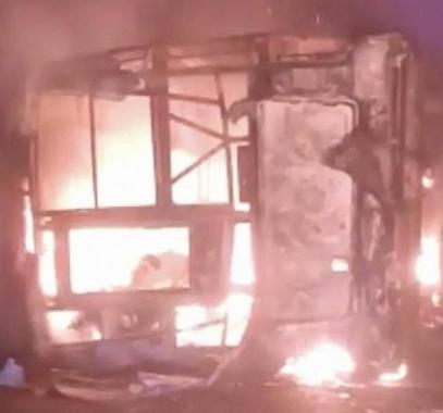 وفاة 25 شخصًا باشتعال النيران في حافلة بالهند