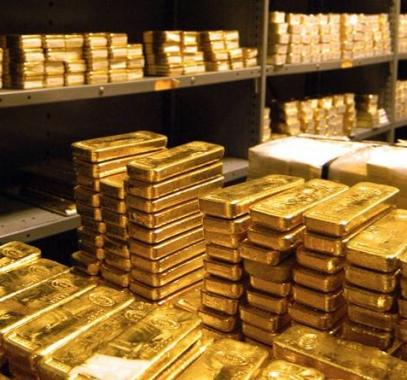 الذهب يفقد بريقه بعد ارتفاع الدولار وسط توقعات زيادة الفائدة