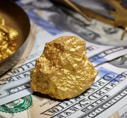 قوة الدولار تهوي با​لذهب لأدنى مستوى في 5 أسابيع