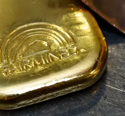 الذهب يتراجع للأسبوع الثالث على التوالي مع ارتفاع الدولار