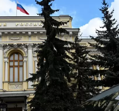 المركزي الروسي يرفع الفائدة إلى 12% للحد من تراجع الروبل