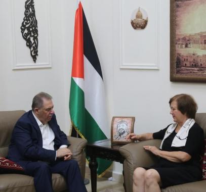 دبور يطلع المنسقة الأممية في لبنان على آخر المستجدات في مخيم عين الحلوة.jpg