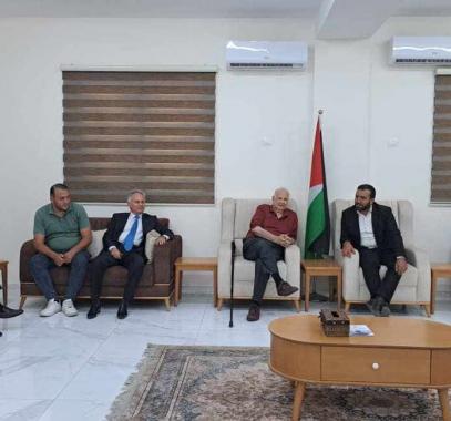 حنا ناصر يصل قطاع غزة عبر حاجز بيت حانون إيرز.jpg
