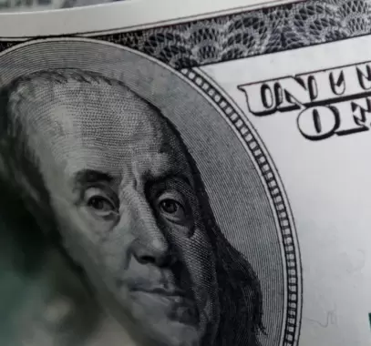 الدولار يتماسك قرب أعلى مستوى في 10 أشهر والين تحت الضغط