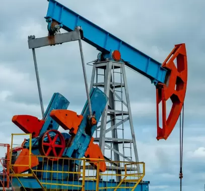 الذهب الأسود يتكبد الخسارة الأسبوعية الأولى في نحو شهر