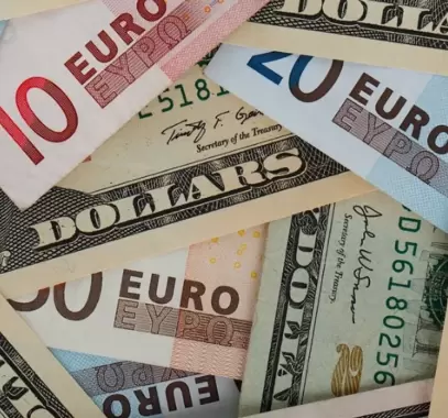 اليورو يتشبث بمكاسبه والين عالق قرب أدنى مستوى في 10 أشهر