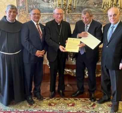 خوري يسلم أمين سر الفاتيكان رسالة من الرئيس إلى البابا فرنسيس