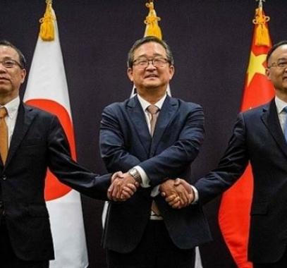 محادثات ثلاثية