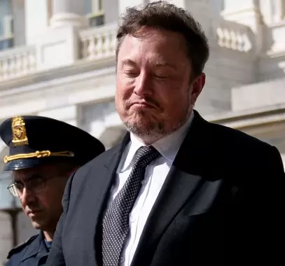 ماسك ينفي بناء مصنع للسيارات الكهربائية في السعودية