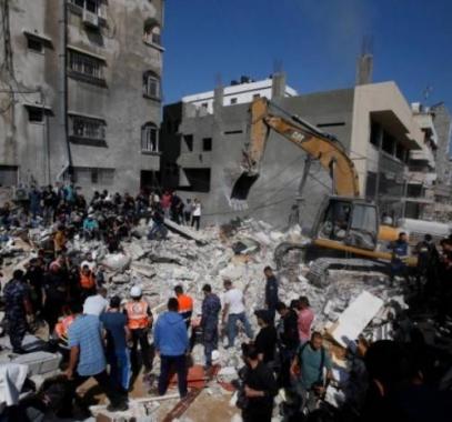 انتشال جثامين شهداء من تحت الأنقاض