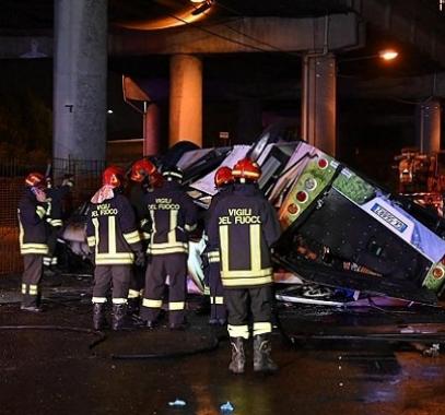 مصرع 20 شخصًا إثر سقوط حافلة في مدينة البندقية شمال إيطاليا.jpg