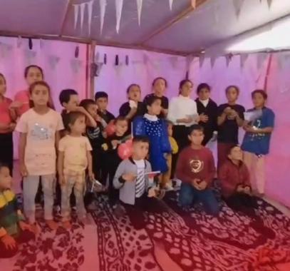 فعالية ترفيهية للأطفال في مخيمات النزوح بمدينة دير البلح وسط قطاع غزة.jpg