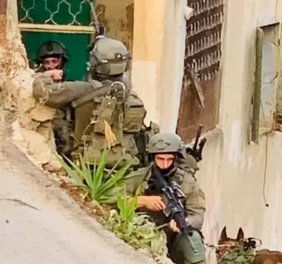 قوات إسرائيلية خاصة تحاصر منزلاً في قباطية بجنين وتقصفه بالقذائف
