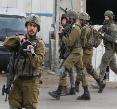 قوات الاحتلال تعتقل شاب فلسطيني