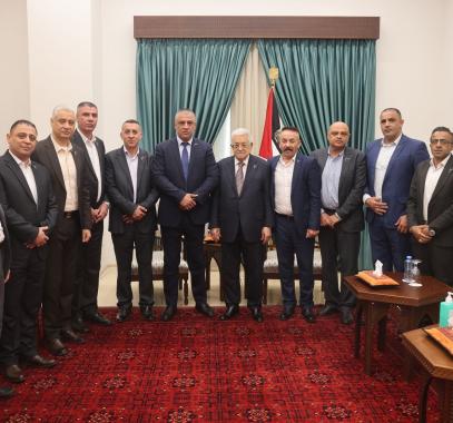 الرئيس عباس مع قائد جهاز الارتباط العسكري وعدد من الضباط