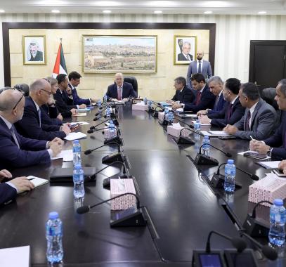 رئيس الوزراء مصطفى خلال اجتماعه مع الشركاء الدوليين
