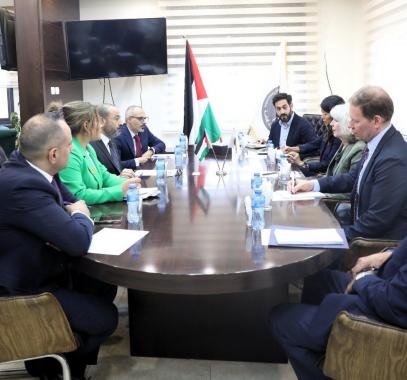 النائب العام مع وفد من مكافحة المخدرات وإنفاذ القانون