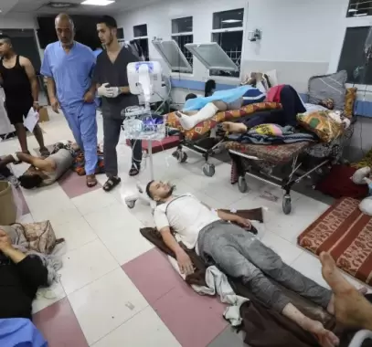 المصابون ملقون على الأرض في مشافي غزة