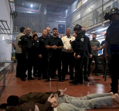 مركز فلسطين: بن غفير يسعى لجعل السجون مقابرًا للأسرى