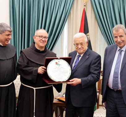 الرئيس عباس يتسلم دعوة لحضور قداس عيد الميلاد المجيد