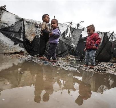 غرق خيام النازحين في غزة مع سقوط الأمطار