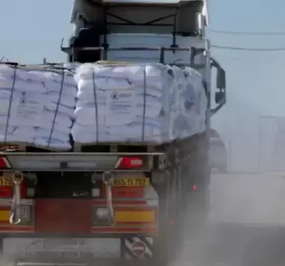 إدخال المساعدات الإنسانية إلى قطاع غزة