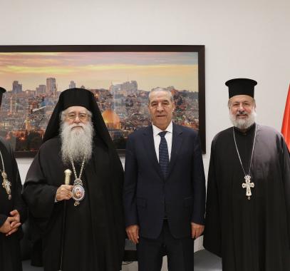 الشيخ يتسلم دعوة لحضور قداس عيد الميلاد