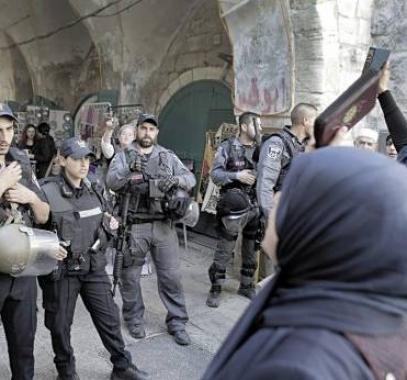 مستوطنون يقتحمون الأقصى بحماية شرطة الاحتلال واعتقال سيدة في محيطه