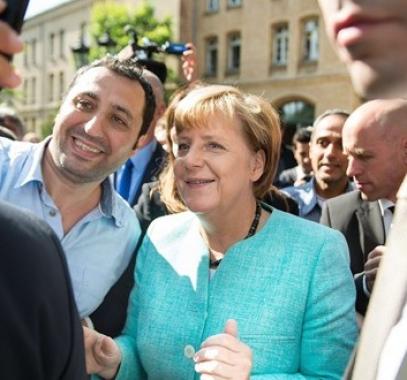 سيلفي-لأحد-اللاجئين-السوريين-مع-أنجيلا-ميركل-567x330